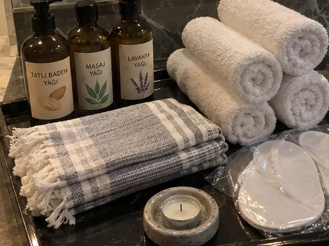 Masaj ve lavanta yağı, rulo havlular ve ekose peştemal — Akçaburgaz, Masaj Salonun