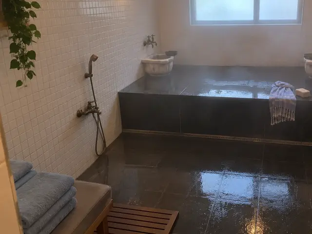 Beyaz mozaikli, kurnalı hamam bölümü — Akçaburgaz, Masaj Salonun
