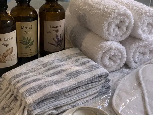 Tatlı badem ve lavanta yağı, havlular, peştemal ve mum — Akçaburgaz, Masaj Salonun